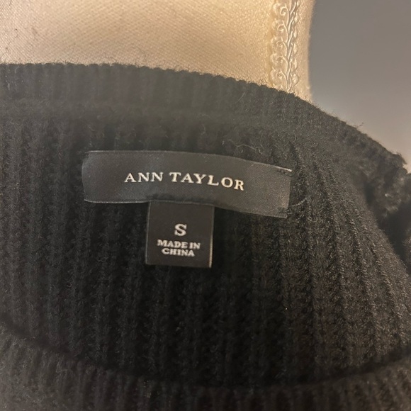 Ann Taylor warm, flattering fit cable knit sweater in EUC. - Picture 4 of 4